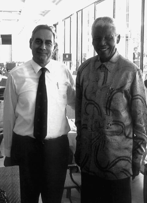 Ο maitre d’ hotel Κώστας Περράκης με τον Νέλσον Μαντέλα.