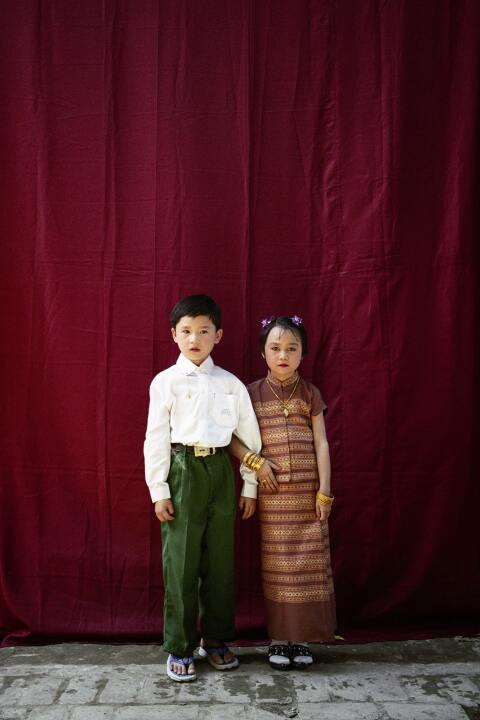 Δύο συμμαθητές και φίλοι φωτογραφίζονται την τελευταία μέρα του σχολείου πριν τις καλοκαιρινές διακοπές, στην πόλη Monywa το 2006