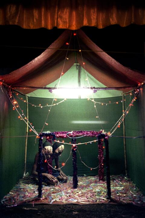 Ένα αγόρι μεταμορφώνεται από τέρας σε πρίγκιπα στην θεατρική παράσταση που τρέχει παρέα με τον παππού του για να βγάλουν το μεροκάματο τους στην πόλη Hpa-An, Karen state, 2008