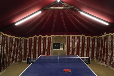 Τραπέζι πινγκ πονγκ σε σκηνή χειμερινού camping στην έρημο του Qatar, 2020