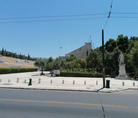 Παναθηναϊκό Στάδιο - Ο ανδριάντας του Γεωργίου Αβέρωφ