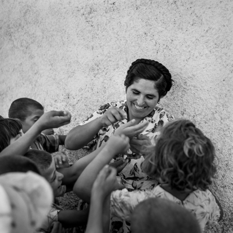 Σαντορίνη. Μετά από μία βάπτιση, μοιράζονται μπομπονιέρες στους παρευρισκομένους. ©Robert McCabe