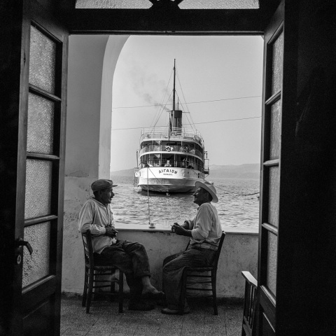 Σαντορίνη. Το «Αιγαίον» δεμένο στον Γιαλό. Στα αριστερά, ο καπετάνιος Γιάννης «Τρίκουλης» Καφιέρης και στα δεξιά ο Μανώλης «Καστόρης», μουλαράς από το Κοντοχώρι ©Robert McCabe