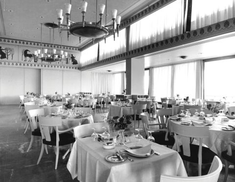 Η φωτεινή και κομψή αίθουσα Πήγασος, του Αρίωνα, με την τοιχογραφία του Δημήτρη Μυταρά.