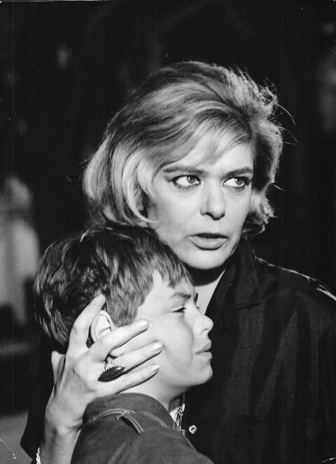 Σκηνή από τα γυρίσματα της ταινίας «Τα μηχανικά πιάνα» με τη Μελίνα Μερκούρη και τον Hardy Kruger