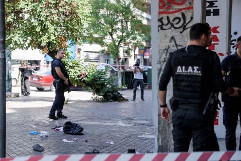 Αστυνομικοί στην πλατεία Βάθη στο σημείο όπου έπεσαν οι πυροβολισμοί