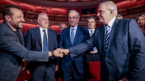 Η χειραψία του Αντώνη Σαμαρά με τον Κώστα Καραμανλή το βράδυ της Δευτέρας (14.10) στην εκδήλωση του Επαγγελματικού Επιμελητηρίου Αθηνών 