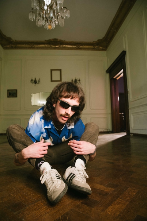 French Fry: Ο νέος rock star της Αθήνας δεν είναι άλλος ένας φασαίος Ο French Fry συστήνεται στην Athens Voice με το «Apple Pie», ένα δυνατό indie rock single που προαναγγέλλει το ντεμπούτο άλμπουμ «Quit Your Job» και δείχνει το μέλλον της σκηνής.