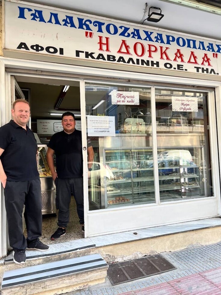 Τέλος εποχής: Τα πρώτα ξαδέλφια Γιάννης και Γιάννης Γκαβαλίνης πόζαραν για τελευταία φορά μπροστά από την πόρτα του γαλακτοζαχαροπλαστείου «Δορκάδα»