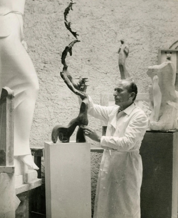 Ο Λάζαρος Λαμέρας στο εργαστήριό του το 1960. © Εθνική Πινακοθήκη - Μουσείο Αλέξανδρου Σούτσου/Ινστιτούτο Σύγχρονης Ελληνικής Τέχνης