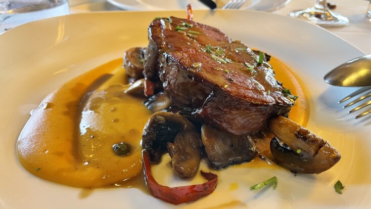 Εστιατόριο Κοντοσώρος, καπνιστός λαιμός με πουρέ καρότου