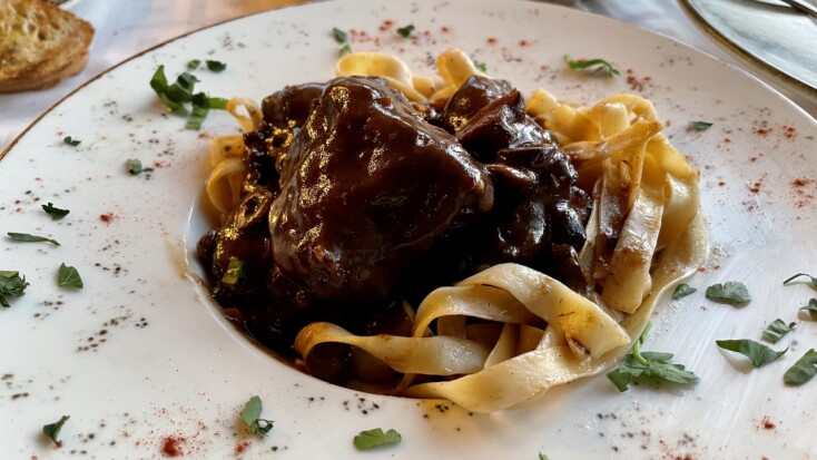 Εστιατόριο Χάραμα: Μάγουλα με τις παπαρδέλες και ελιά