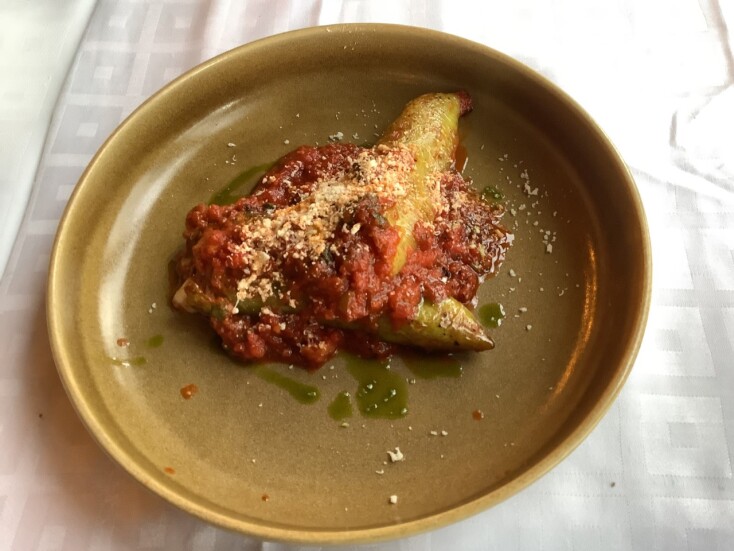 Εστιατόριο Χάραμα, Μάντζα (τηγανητές πράσινες πιπεριές με μπάτζιο και κόκκινη σάλτσα)