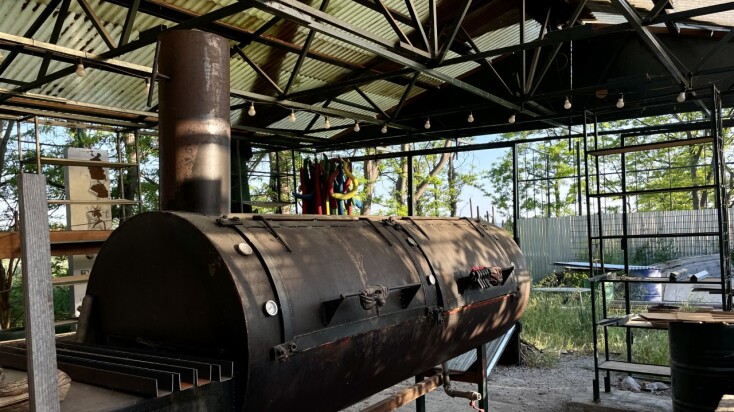 Ozi Donga - Ο Τρελός Αυστραλός, Καπνιστήριο