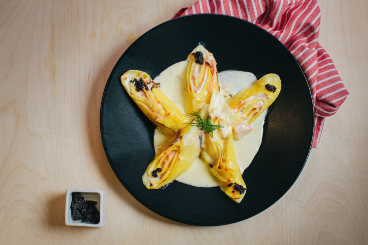 Ρολάκια από φρέσκα λαζάνια με καπνιστό σολομό, λευκό τυρί με κρέμα, χαβιάρι και άνιθο