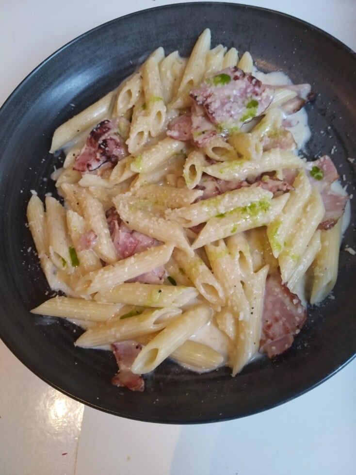 Φύτρα: στο εστιατόριο του Γιώργου Αντωνιάδη και της Όρλας Σαββίδου, Πένες με καπνιστή παντσέτα και κρέμα παρμεζάνα