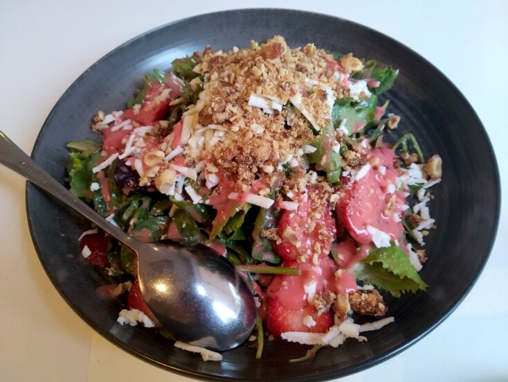 Φύτρα: στο εστιατόριο του Γιώργου Αντωνιάδη και της Όρλας Σαββίδου, σαλάτα μεσκλάν με φράουλες, βολάκι Άνδρου και καραμελωμένα φουντούκια