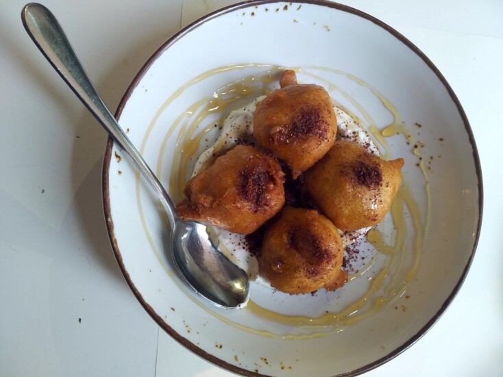 Φύτρα: στο εστιατόριο του Γιώργου Αντωνιάδη και της Όρλας Σαββίδου, Λουκουμάδες με παστουρμά, γιαούρτι και μέλι