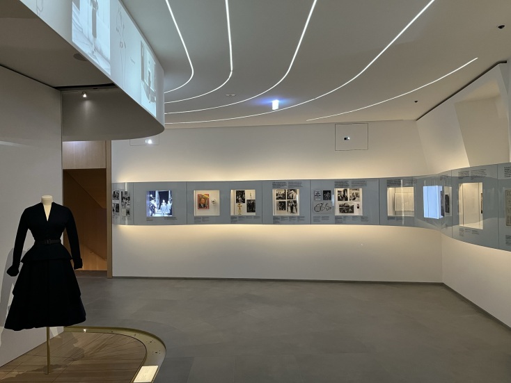 Η κατασκευή "Vitrine Ruban" της MUEVO για την αίθουσα βιογραφίας  του μεγάλου σχεδιαστή στη Galerie DIOR