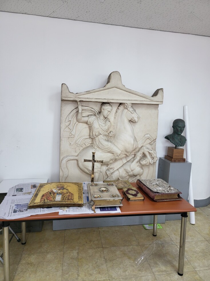 Στην εκκλησία του Αγίου Νικολάου στη Σεούλ, Έλληνες και εθελοντές Κορεάτες αφαιρούν τη σκουριά και τη λήθη από κειμήλια που είχαν μαζί τους οι άνδρες του ελληνικού στρατού που συμμετείχαν στον πόλεμο της Κορέας.