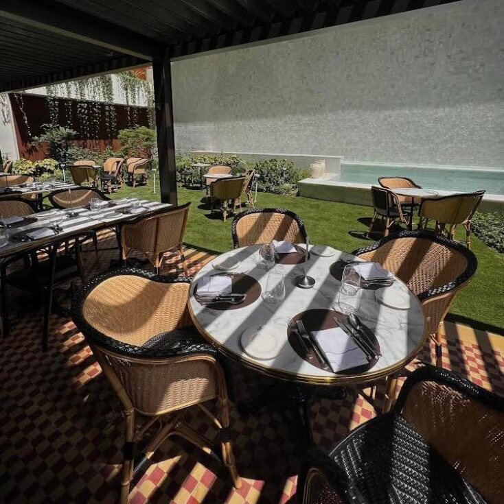 Όλυμπος Νάουσσα: Τα πιάτα, τα κοκτέιλ, η καλοκαιρινή κουζίνα του Δημήτρη Τασιούλα στο εμβληματικό εστιατόριο της Θεσσαλονίκης.