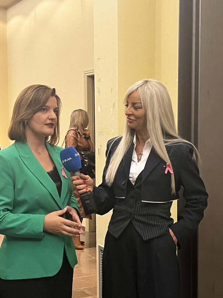 Η κ. Μαρία Κεφάλα, Υφυπουργός Κοινωνικής Συνοχής και Οικογένειας, και η δημοσιογράφος Βίβιαν Στασινού