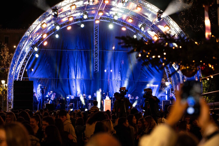 Φωταγωγήθηκε απόψε το εντυπωσιακό χριστουγεννιάτικο δέντρο στην Πλατεία Συντάγματος