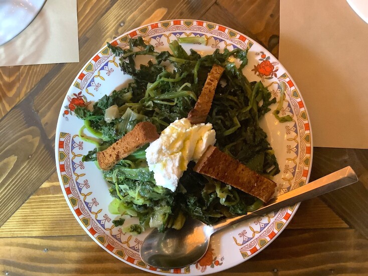 Παραδοσιακό καφενείο «στου Μήτσου» στο Καπάνι: Αριστοκρατική κουζίνα για λαϊκούς πρίγκιπες