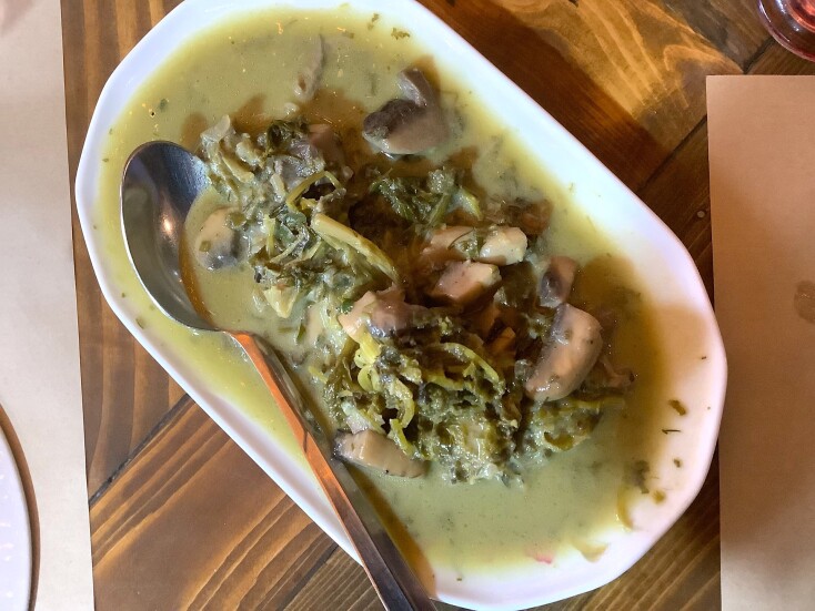 Παραδοσιακό καφενείο «στου Μήτσου» στο Καπάνι: Αριστοκρατική κουζίνα για λαϊκούς πρίγκιπες