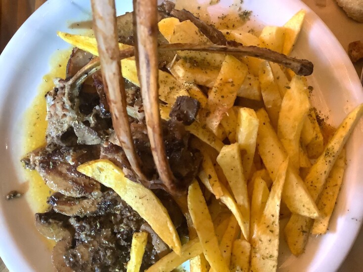 Παραδοσιακό καφενείο «στου Μήτσου» στο Καπάνι: Αριστοκρατική κουζίνα για λαϊκούς πρίγκιπες