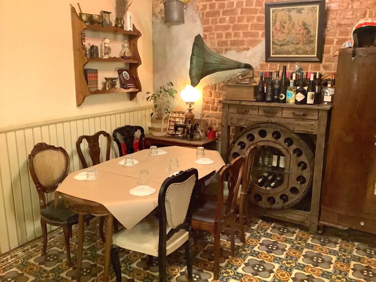 Παραδοσιακό καφενείο «στου Μήτσου» στο Καπάνι: Αριστοκρατική κουζίνα για λαϊκούς πρίγκιπες