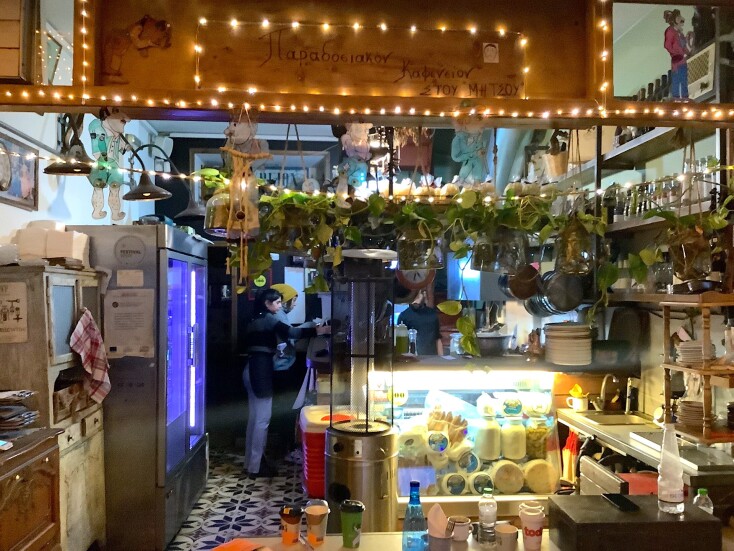 Παραδοσιακό καφενείο «στου Μήτσου» στο Καπάνι: Αριστοκρατική κουζίνα για λαϊκούς πρίγκιπες