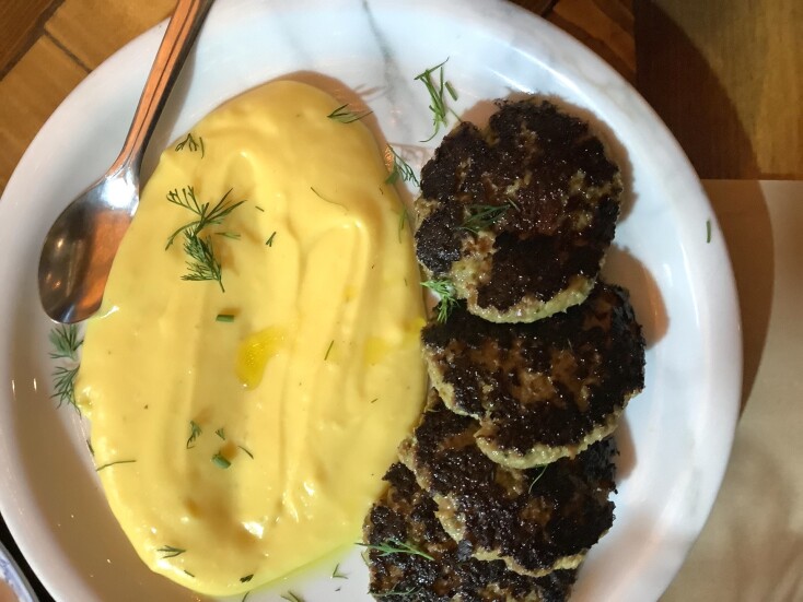 Παραδοσιακό καφενείο «στου Μήτσου» στο Καπάνι: Αριστοκρατική κουζίνα για λαϊκούς πρίγκιπες