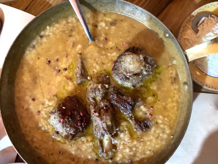 Παραδοσιακό καφενείο «στου Μήτσου» στο Καπάνι: Αριστοκρατική κουζίνα για λαϊκούς πρίγκιπες