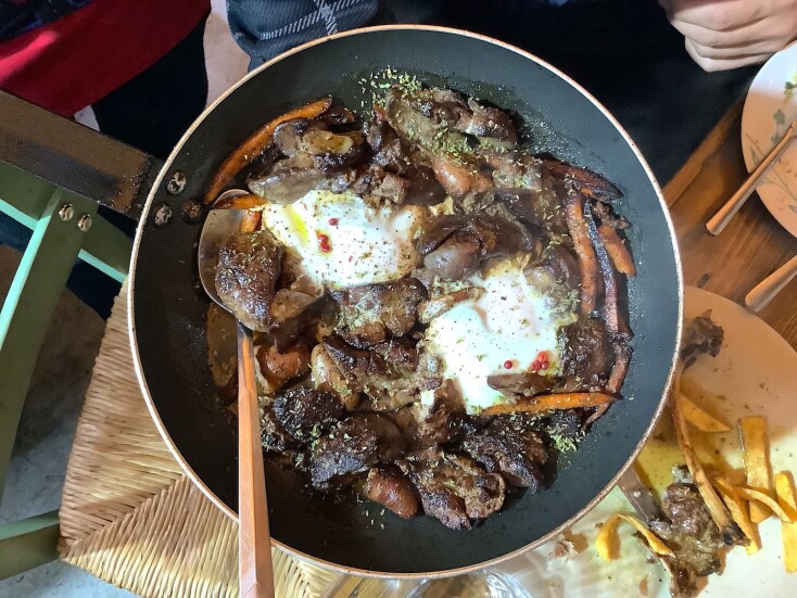 Παραδοσιακό καφενείο «στου Μήτσου» στο Καπάνι: Αριστοκρατική κουζίνα για λαϊκούς πρίγκιπες