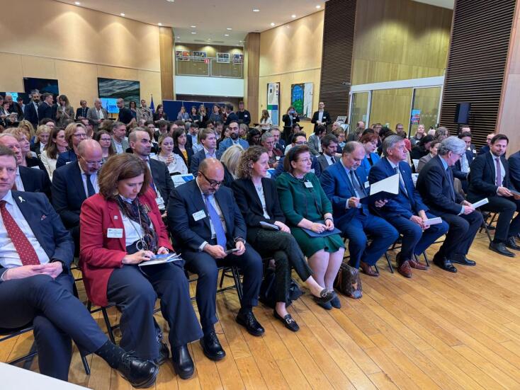 πληθος κοσμου καθισμενο σε καρεκλες