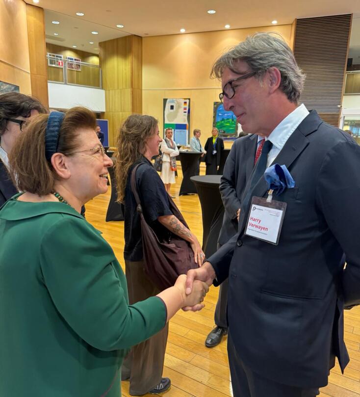 Η Υπουργός Πολιτισμού Λίνα Μενδώνη με  τον Γενικό Διευθυντή της Europeana  Harry Verwayen