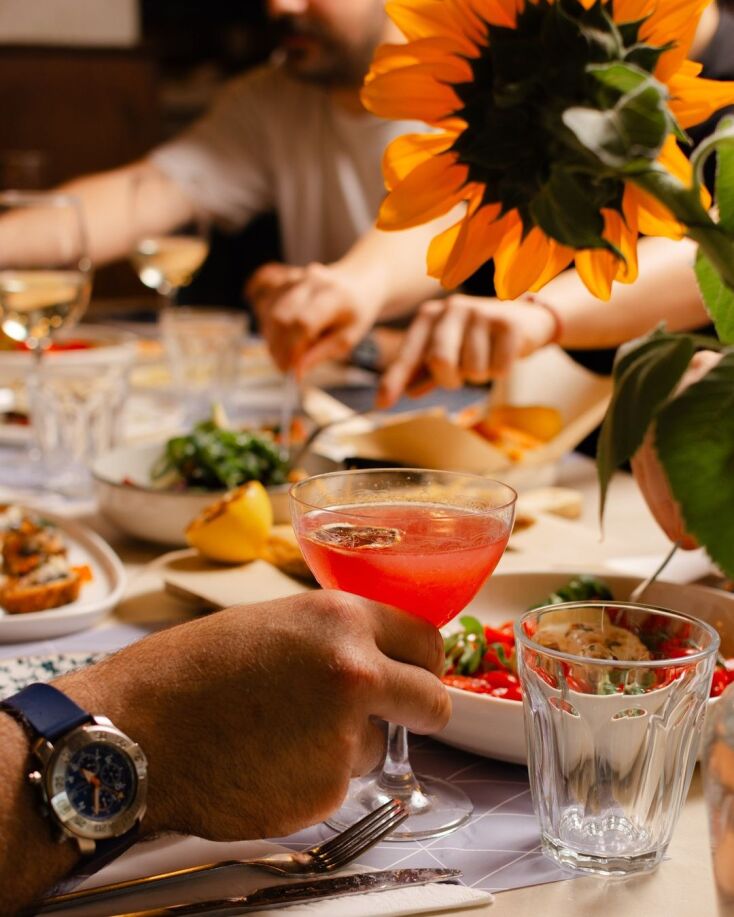 Κορωνίς: Δεκατιανό, μεζέδες και απεριτίφ κάτω από τα δροσερά πλατάνια της Σοφούλη 