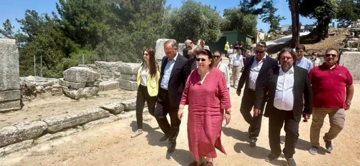 Η Λίνα Μενδώνη  συνοδευόμενη από τη βουλευτή  Καβάλας Α. Δεληκάρη, τον Δήμαρχο Θάσου Λ. Κυριακίδη και τον Αντιπεριφερειάρχη Τουρισμoύ ΑΜΘ Π.  Αρχοντή