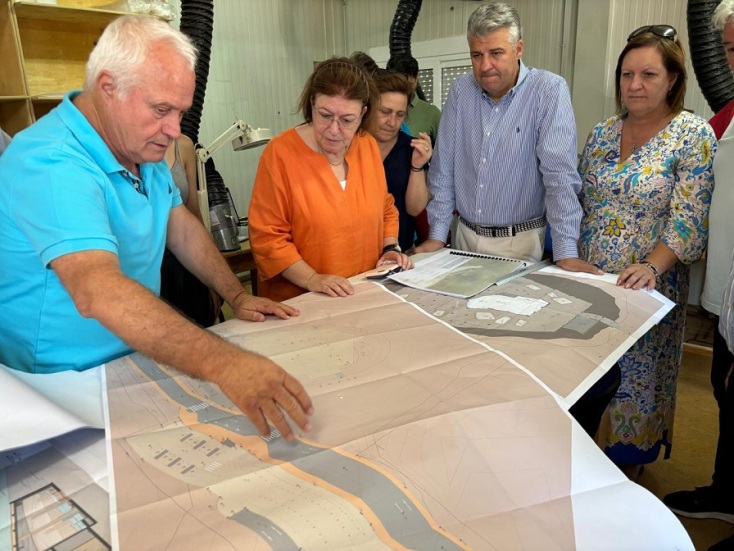 Η Υπουργός Πολιτισμού Λίνα Μενδώνη με τον Περιφερειάρχη ΑΜΘ Χριστόδουλο Τοψίδη στην παρουσίαση μελετών του Ταφικού Τύμβου της Μικρής Δοξιπάρας-Ζώνης