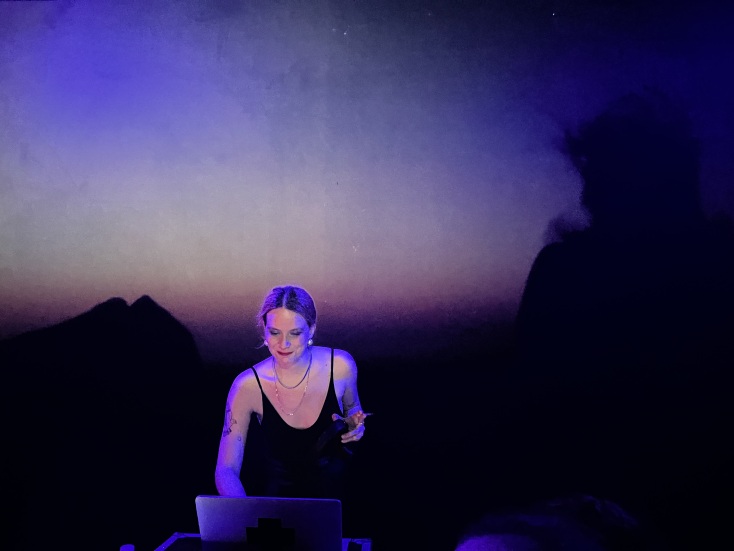 Πίσω από τη Nalyssa Green στέκει ο Μονόλιθος της Ανάφης