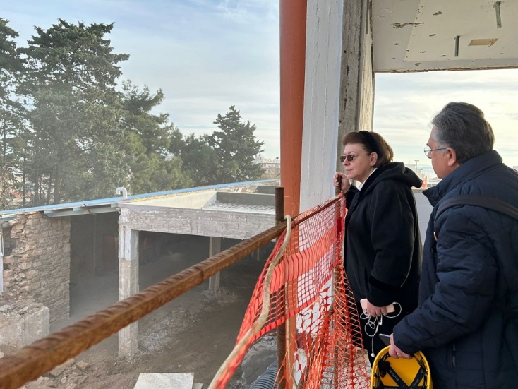 Η Υπουργός Πολιτισμού Λίνα Μενδώνη με τον προϊστάμενο της Διεύθυνσης Μελετών και Εκτέλεσης Έργων Μουσείων και Πολιτιστικών Κτιρίων, Κώστα Φρισήρα