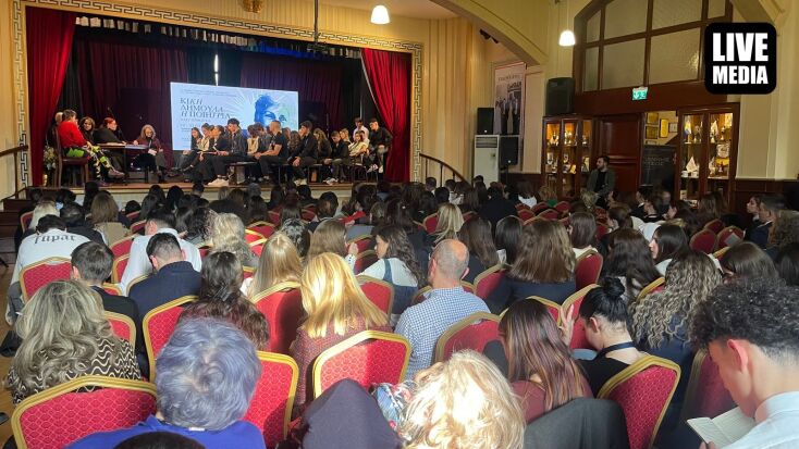 Συνεδρία στην αίθουσα τελετών του Ζωγραφείου Λυκείου