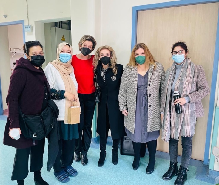 Η Σοφία Κουνενάκη Εφραίμογλου, του Εθνικού Επιμελητηρίου Δικτύου Ελληνίδων Γυναικών Επιχειρηματιών (ΕΕΔΕΓΕ), η Μαρία Συρεγγέλα και η μαιευτήρας κ. Ντόμαλη που ανέλαβε τη γέννα