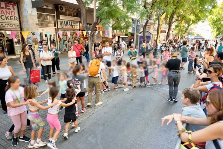 Μικρά παιδιά παίζουν στην κλειστή για τα αυτοκίνητα οδό Αθηνάς