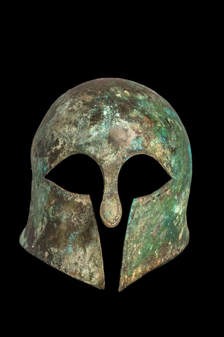 Χάλκινο κορινθιακό κράνος. Ύψος 22,86 εκ. Γύρω στα 550 π.Χ.