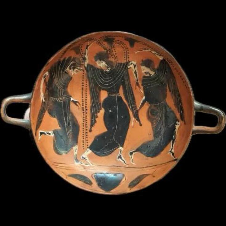 Αττική μελανόμορφη κύλικα της «Κατηγορίας του αποτμήματος». Στο εσωτερικό του αγγείου απεικονίζεται Διονυσιακή σκηνή: τρεις Μαινάδες που χορεύουν