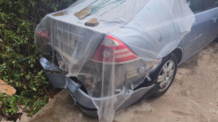 Εικόνες από τις φθορές που προκλήθηκαν στα αυτοκίνητα