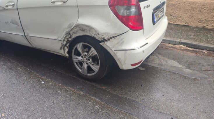 Εικόνες από τις φθορές που προκλήθηκαν στα αυτοκίνητα