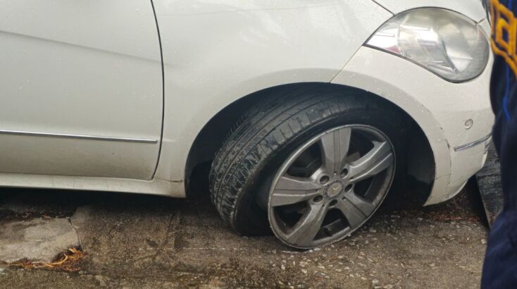 Εικόνες από τις φθορές που προκλήθηκαν στα αυτοκίνητα